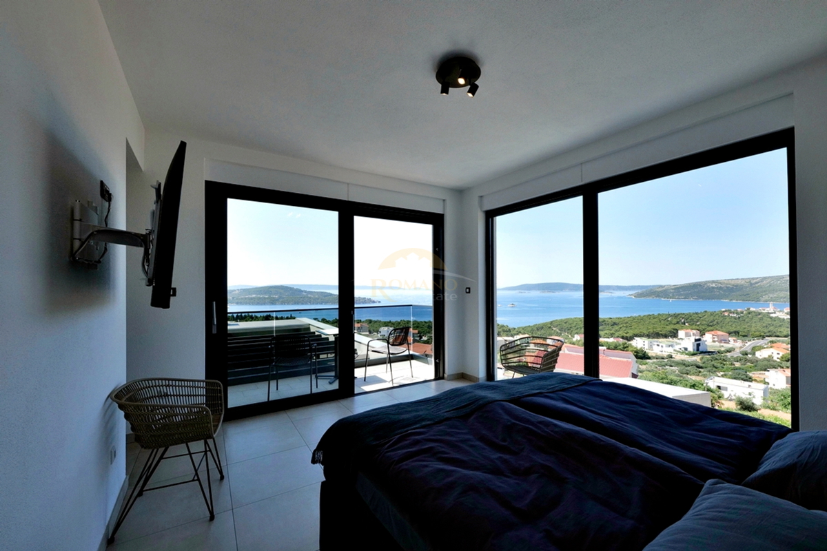 Villa esclusiva a Seget Gornji in un ambiente tranquillo e silenzioso con una splendida vista panoramica